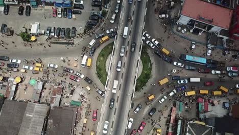 Drohnen-Zeitraffer,-Vertikale-Ansicht,-Kreisverkehr-Und-Autobahn-In-Lagos,-Nigeria