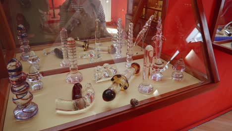La-Exhibición-De-Vibradores-Históricos-En-El-Museo-Del-Sexo-En-Praga,-República-Checa