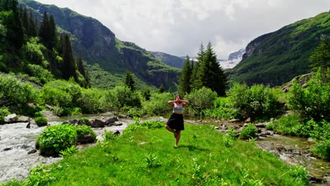 Yoga-Meditativo-Tranquilo-En-Los-Alpes-Suizos-Alpinos