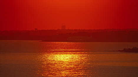 Rojo-Cálido-Atardecer-De-Verano-Reflejado-En-La-Playa-De-La-Ciudad-Costera-De-Paphos-En-El-Suroeste-De-Chipre