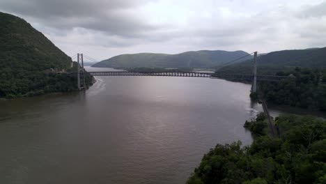 Schneller-Luftstoß-In-Richtung-Der-Bear-Mountain-Bridge-über-Den-Hudson-River-In-Der-Nähe-Von-West-Point-New-York,-New-York