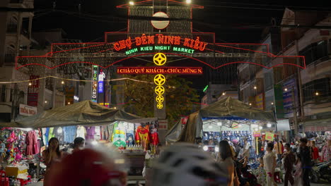 Treten-Sie-Ein-In-Die-Pulsierende-Welt-Des-Ninh-Kieu-Nachtmarkts,-Während-Sie-Durch-Das-Einladende-Tor-Gehen,-Das-Mit-Farbenfrohen-LED-Lichtern-Und-Dekorationen-Geschmückt-Ist