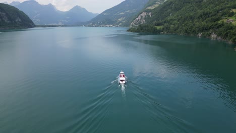 Bootsfahrt-Als-Teil-Des-Tourismus-Inmitten-Der-Natürlichen-Schönheit-Der-Schweiz