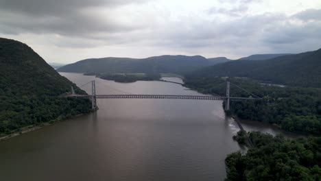 Bear-Mountain-Bridge-Sobre-El-Río-Hudson,-Highland-Falls-Nueva-York,-Fuerte-Montgomery-Ny