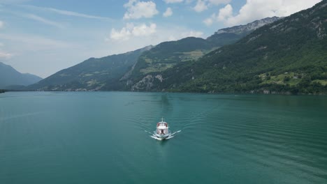 Los-Turistas-En-Suiza-Viajan-En-Crucero-Y-Se-Embarcan-En-Una-Aventura-Cautivadora.