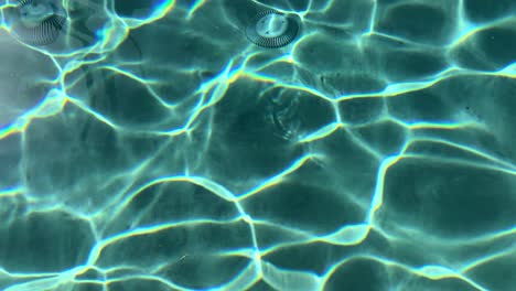 Faszinierende-Türkisfarbene-Wellen-Kräuseln-Die-Oberfläche-Des-Erfrischenden-Pools