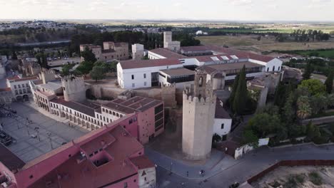 Panoramablick-Auf-Die-Alcazaba-Von-Badajoz-Mit-Glockenturm-Und-Berühmtem-Platz,-Spanien
