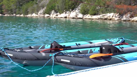 Nahaufnahme-Von-Zwei-Ruderbooten,-Die-An-Einem-Sonnigen-Tag-Am-Ufer-Des-Sees-Veliko-Jezero-Im-Mljet-Nationalpark-In-Kroatien-Festgemacht-Sind