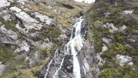 Im-Herzen-Der-Unberührten-Wildnis-Schottlands-Fängt-Ein-Versteckter-Und-Atemberaubender-Wasserfall-Die-Essenz-Des-Bezaubernden-Schottischen-Landes-Ein