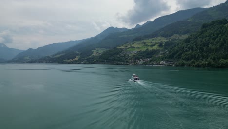 Drohne-Fängt-Malerische-Bootsfahrt-In-Der-Natürlichen-Schönheit-Des-Walensees-Ein