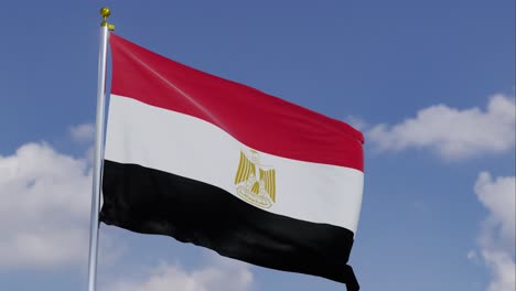 Bandera-De-Egipto-Moviéndose-En-El-Viento-Con-Un-Cielo-Azul-Claro-En-El-Fondo,-Nubes-Moviéndose-Lentamente,-Asta-De-Bandera,-Cámara-Lenta