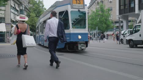 Schwenkaufnahme-Einer-Straßenbahn,-Die-Durch-Die-Innenstadt-Von-Zürich-Fährt