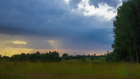 Sich-Schnell-Bewegende-Wolken-Im-Zeitraffer-über-Einer-Graslandlandschaft-Während-Des-Sonnenuntergangs