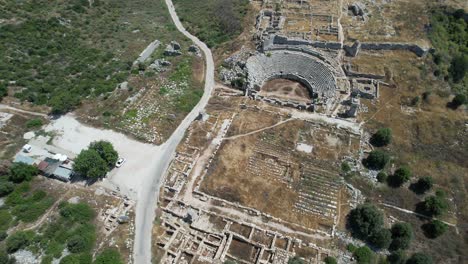 Drohnenaufnahme-Des-Amphitheaters-Der-Antiken-Stadt-Xanthos-In-Der-Türkei