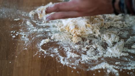 Chef-Amasando-Harina-Y-Masa-De-Huevo-Para-La-Creación-De-Pasta-Hecha-A-Mano