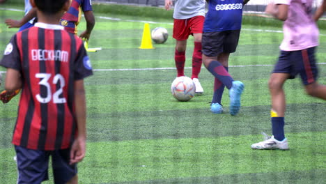 Entrenamiento-De-Fútbol-Para-Niños-En-El-Campo