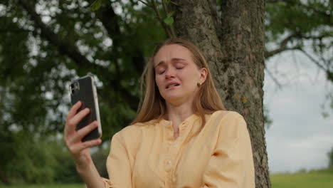 Woman-crying,-Mobile-Phone,-Video-Call,-sad