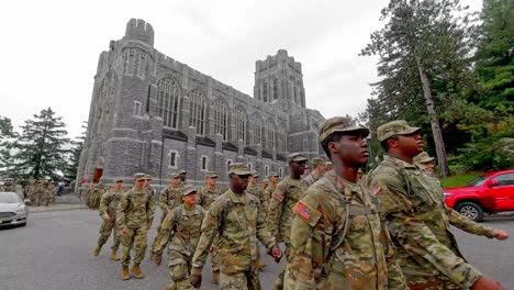 Die-Kadettenkapelle,-West-Point-New-York,-Kadetten-Der-Militärakademie-Der-Vereinigten-Staaten-Marschieren
