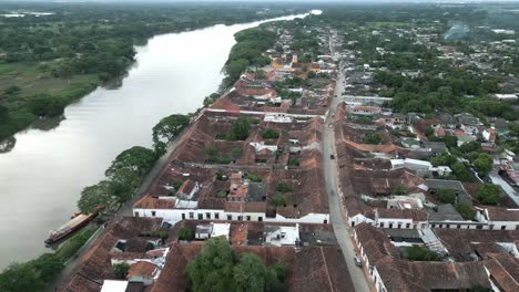 Vista-Aérea-De-Santa-Cruz-De-Mompox-De-Colombia-Ciudad-Colonial-Histórica-En-América-Latina-Con-Drone-Del-Río-Magdalena
