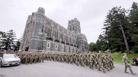 Kadetten-Marschieren-Vor-Der-Kadettenkapelle-In-West-Point,-New-York,-An-Der-Militärakademie-Der-Vereinigten-Staaten
