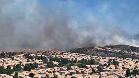 Großes-Waldbrandgebiet-In-San-Jancinto-über-Der-Sun-Lakes-Gemeinde-In-Kalifornien,-Das-Feuer-In-Der-Nähe-Von-Häusern-Verbietet.-Luftstatische-Aufladung
