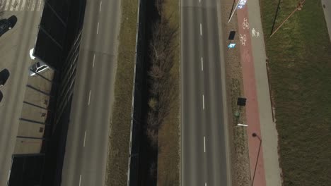 Eine-Asphaltierte-Straße-Mit-Einem-Radweg-Entlang-Und-Vorbeifahrenden-Lastwagen-In-Einer-Großen-Stadt-In-Polen