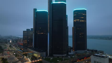 Edificios-De-La-Sede-De-General-Motors-En-El-Centro-De-Detroit,-Frente-Al-Río-Michigan