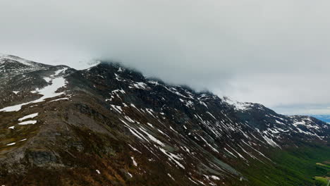 Winterlandschaft-Mit-Wolken-Auf-Den-Alpen-Im-Norden-Norwegens