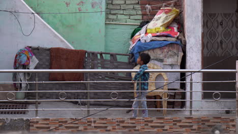 Joven-Indio-En-Jeans-Se-Encuentra-En-La-Baranda-Del-Balcón-En-Agra,-India