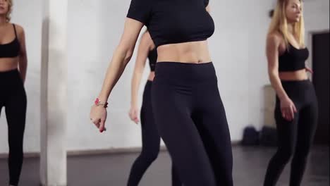Sportliche-Körper-Von-Tänzerinnen-In-Schwarzer-Aktivkleidung,-Die-Bachata-Bewegungen-Lernen.-Groovig,-Lustig,-Fitness