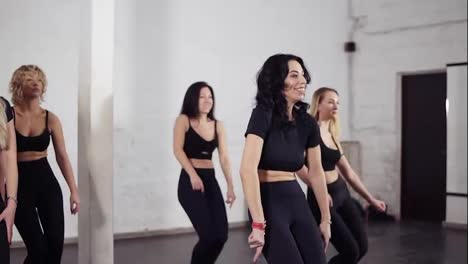 Gruppe-Attraktiver-Sexy-Frauen,-Die-Handbewegungen-Des-Bachata-Tanzes-Lernen.-Tanzkurs.