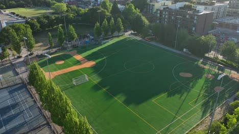 Aerial-view-pushing-towards-the-Bobby-Morris-Playfield-in-Seattle's-Cal-Anderson-Park