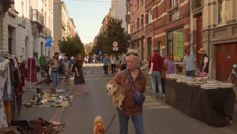 Gente-Caminando-En-La-Calle-Con-Mercado-De-Segunda-Mano-En-Bruselas,-Bélgica