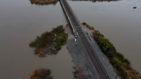Vista-Aérea-De-Las-Vías-Del-Tren-Y-Las-Aguas-Inundadas.