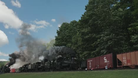 Eine-Niedrige-Ansicht-Von-Fünf-Shay-Lokomotiven,-Die-Sich-An-Einem-Sonnigen-Sommertag-Nähern-Und-Rauch-Und-Dampf-Ausstoßen