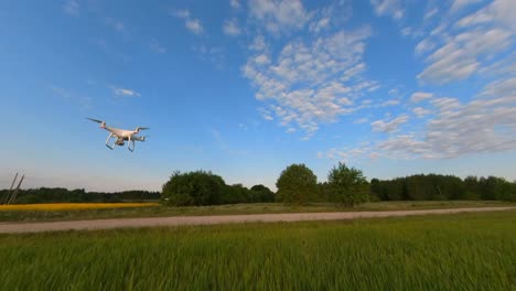 Disparo-De-Gran-Angular-En-Cámara-Lenta-De-Drones-Volando-Sobre-El-Campo-Agrícola
