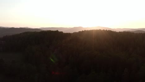 Warmes-Sonnenlicht-über-Bewaldeten-Bergen-Bei-Sonnenuntergang-Im-Sommer