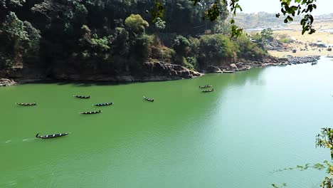 Viele-Traditionelle-Boote-Laufen-Am-Gebirgsfluss-Aus-Einem-Oberen-Winkel-Bei-Tag.-Das-Video-Wurde-Am-Umtong-Fluss-Dawki-Meghalaya-Im-Nordosten-Indiens-Aufgenommen