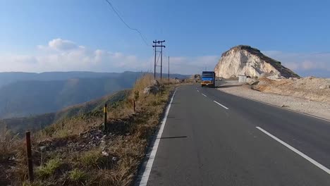 Vista-De-Motociclista-De-Diferentes-Paisajes-Montañosos-De-Carreteras-Con-Curvas-En-El-Día-Video-Tomado-En-Dawki-Meghalaya,-Noreste-De-India,-El-06-De-Julio-De-2023