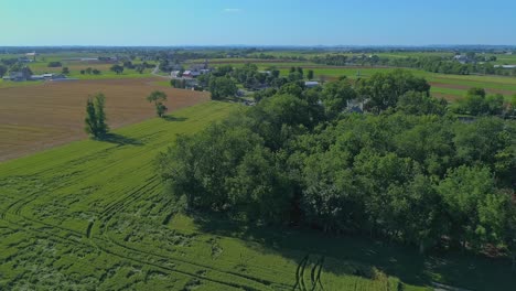 Eine-Luftaufnahme-Des-Ländlichen-Pennsylvania-Mit-Bauernhöfen,-Bäumen-Und-Häusern-An-Einem-Sonnigen-Frühlingstag