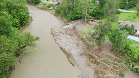 Erodiertes-Flussufer-In-Vermont:-Schwere-Schäden-Und-Umweltfolgen-Nach-Überschwemmungen