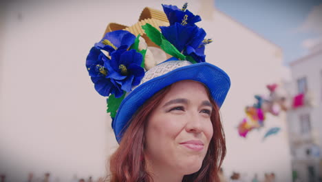 Chica-En-Festa-Dos-Travails-Tomar-Portugal-Usando-Un-Sombrero-Tradicional-Tiro-Cercano