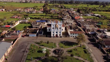 4K-Drohnenaufnahme-Mit-Nahaufnahme-Der-Tucuso-Kirche-In-Der-Stadt-Machachi,-Pichincha,-Ecuador