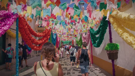 tomar-portugal-festa-dos-tabuleiros-tomar-portugal-8th-july-2023-beautiful-decorated-street-with-people-walking-by