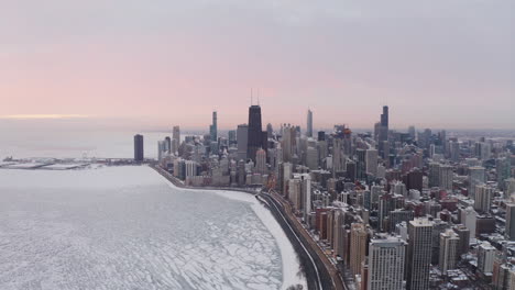 Luftaufnahme-Der-Innenstadt-Von-Chicago-Während-Des-Winterlichen-Polarwirbels-Mit-Gefrorenem-Michigansee