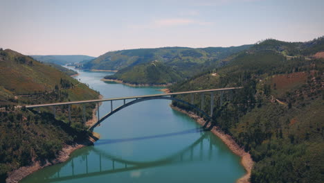 Zezere-Flusstal-In-Zentralportugal-Brücke-Mittlerer-Drohnenschuss