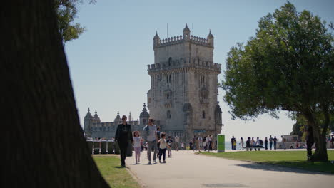 Turm-Des-Belem-Parks-In-Lissabon,-Portugal,-überfüllt-Mit-Touristen-Mittlerer-Größe