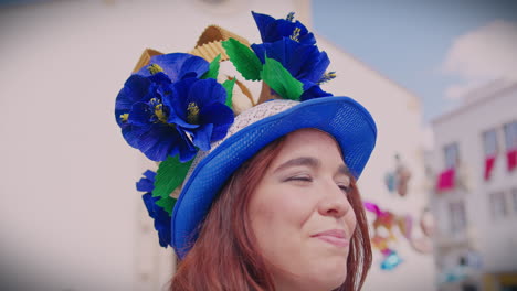 Mädchen-Beim-Festa-Dos-Travails-Tomar-Portugal-Lächelnd-Mit-Einem-Traditionellen-Hut