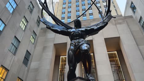 Atlas-Estatua-En-El-Rockefeller-Center-Midtown-Manhattan-En-La-Ciudad-De-Nueva-York,-Estados-Unidos