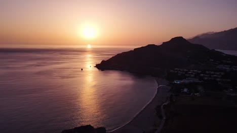Ein-Atemberaubender-Sonnenuntergang-Zur-Goldenen-Stunde-Auf-Der-Insel-Kreta